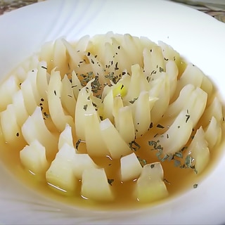 切り方1つでお花みたいにꕥ新玉ねぎのコンソメスープ